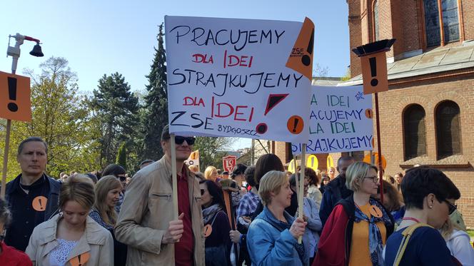 Strajkujący nauczyciele spotkali się na placu Wolności w Bydgoszczy. - Nie poddamy się! [ZDJĘCIA]