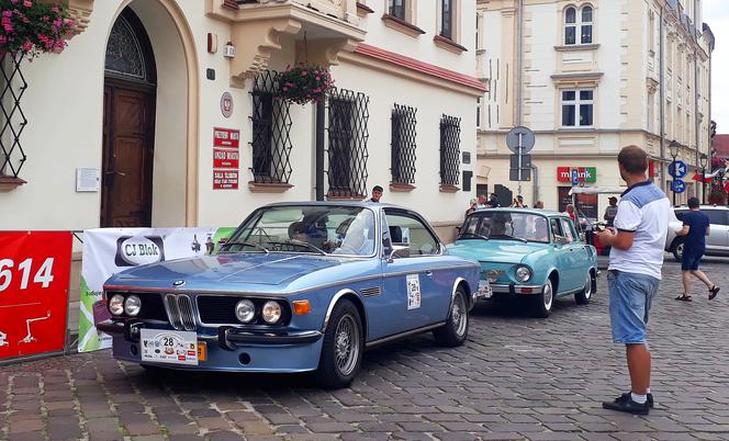 XX Podkarpacki Rajd Pojazdów Zabytkowych - konkurs elegancji na Rynku w Rzeszowie