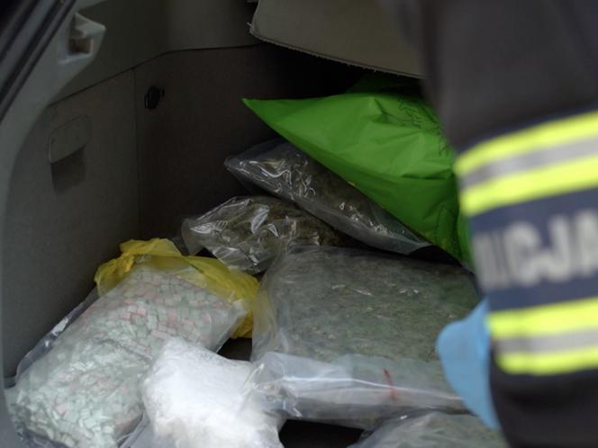 Zrobił z samochodu mobilny magazyn. Policjanci znaleźli łącznie 24 kg narkotyków