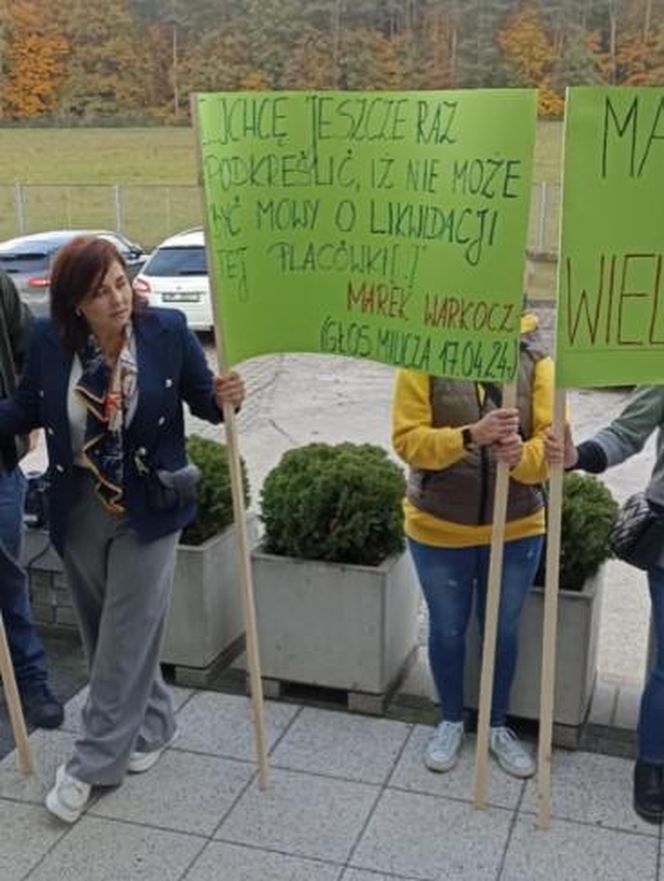 Protest mieszkańców pod Urzędem Gminy Cieszków! Likwidacja szkoły w Pakosławsku odłożona w czasie