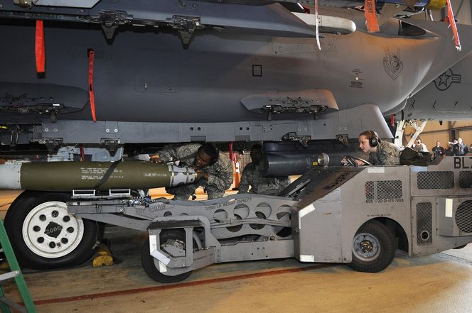 Uzbrajanie F-15E Strike Eagle z Lakenheath