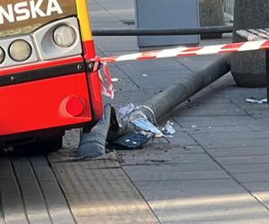 Kierowca autobusu miejskiego gruchnął w latarnię. Ta runęła na kobietę!