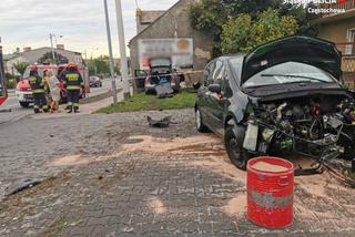 Częstochowa. Kierowca zasnął za kierownicą. Jego samochód WBIŁ SIĘ w budynek [ZDJĘCIA]