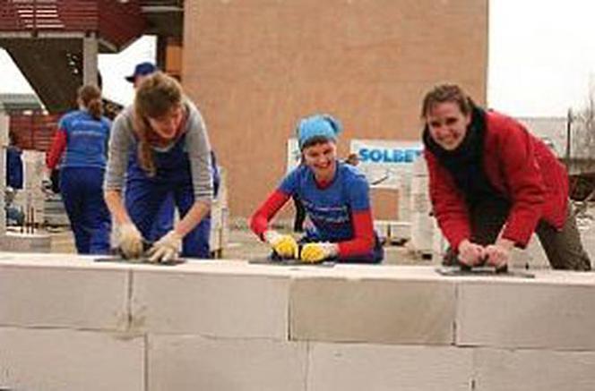 Budowanie z Habitat for Humanity i SOLBETEM