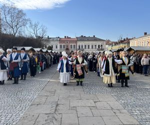 Maturzyści z Nowego Sącza zatańczyli poloneza na Rynku 