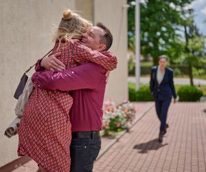 Na Wspólnej odc 4089. Renata (Marta Jankowska), Sławek (Mariusz Słupiński), urzędniczka (Katarzyna Dworak)