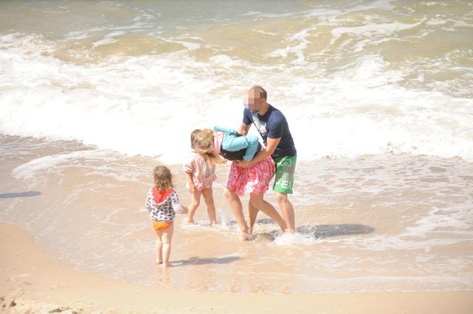 Anna Guzik z rodziną na plaży