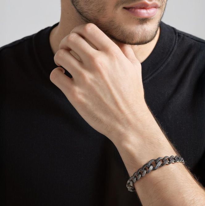 Męska biżuteria w nowych odsłonach. Jak ojcowie łączą tradycję z nowoczesnym stylem