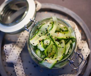 Przepyszna surówka z ogórków z sezamem - prosta i urzekająca w smaku