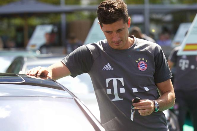 Robert Lewandowski i jego samochód marki audi