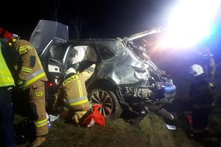 Luksusowy Bentley Bentayga ROZTRZASKANY na trasie S7. Kierowca wypadł z auta i zginął