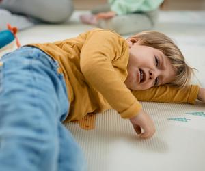 Nauczycielka rzuciła przedszkolakiem o ziemię. Powód jest szokujący