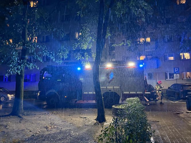 Z mieszkania na Mokotowie wydobywał się dym. W środku znaleziono ciało mężczyzny. Leżało wśród szalejących płomieni