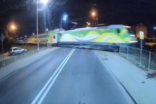 Kierowca autobusu w ostatniej chwili uniknął zderzenia z pociągiem! Szok na przejeździe kolejowym w Płocku [ZDJĘCIA]