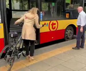  Awantura o przewóz roweru w autobusie w Warszawie. Kierowca nie wpuścił rowerzystki w ulewę. „Jest pani młoda, ma pani siłę, żeby jechać na rowerze”