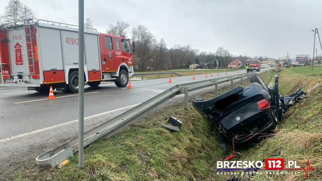 Dachowanie bmw w Tworkowej. Kierowca w stanie ciężkim trafił do szpitala