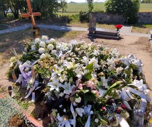  Białe wiązanki i wieńce przykryły grób Michał, który zginął w wypadku w grudziądzkich ruinach