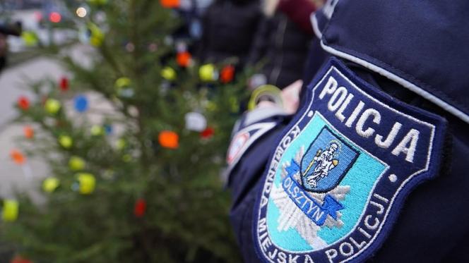 Pod Komendą Miejską Policji w Olsztynie stanęła oryginalna choinka. Każdy może ją "rozebrać" [ZDJĘCIA]