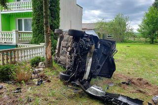 Poranny wypadek w Tarczku. Dwie osoby trafiły do szpitala, na miejscu pracują służby 