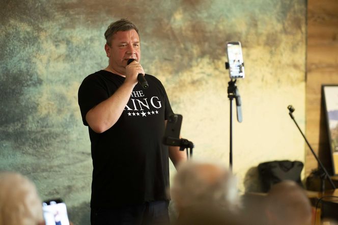 Poseł Michał Wójcik chce być nowym Elvisem Presleyem