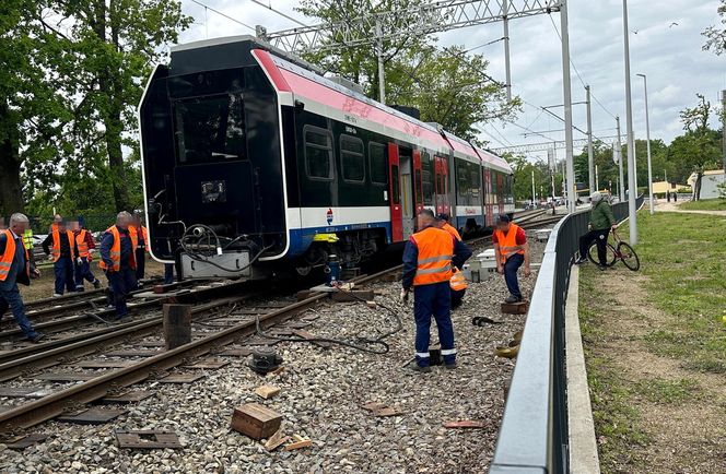 Paraliż komunikacyjny! Pociąg WKD wykoleił się w Grodzisku Mazowieckim