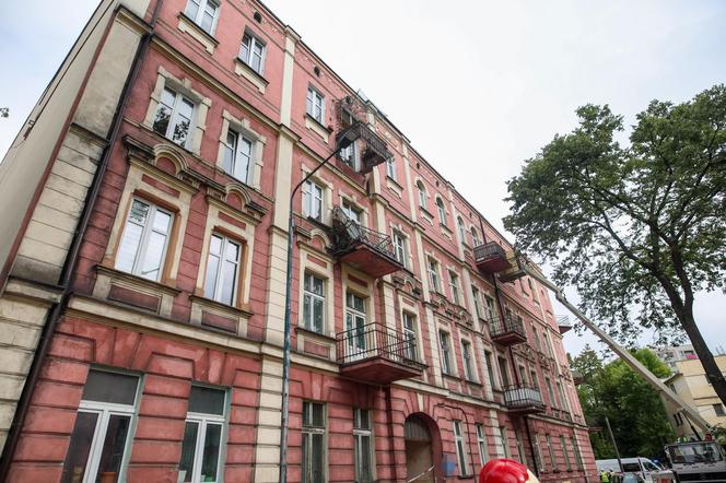 Pani Sylwia zginęła, a jej mąż walczy o życie. Zarwał się pod nimi balkon. Sprawą zajmie się prokuratura.