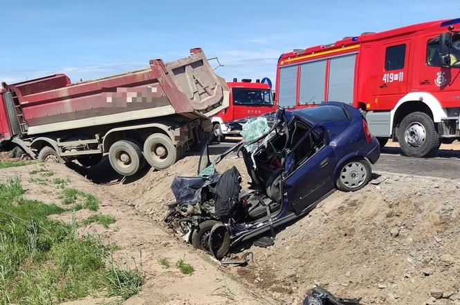Kierowca opla zginął, pasażerka w stanie ciężkim w Warszawie! Na DK nr 7 staranowała ich ciężarówka [ZDJĘCIA]
