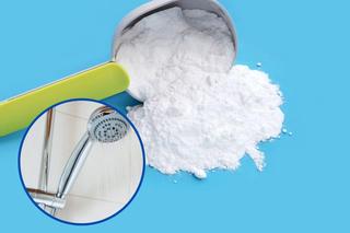 Zapomnij o chemii. Użyj proszku do pieczenia pod prysznicem. Ten trik działa cuda!