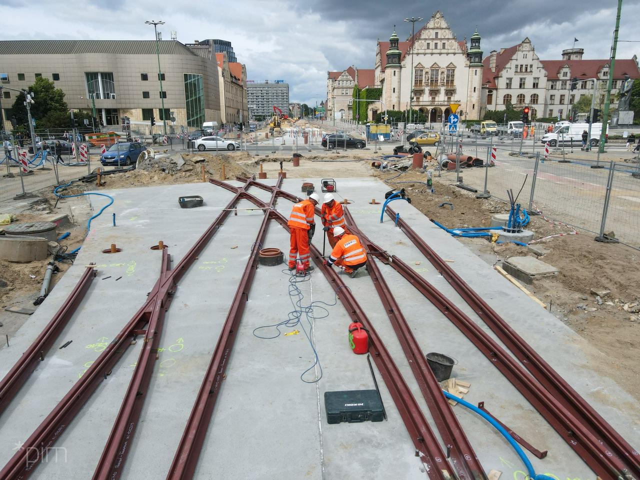 Trwa montaż rozjazdu, który pozwoli na skręt tramwajów z ul. Towarowej w prawo, w ul. Święty Marcin