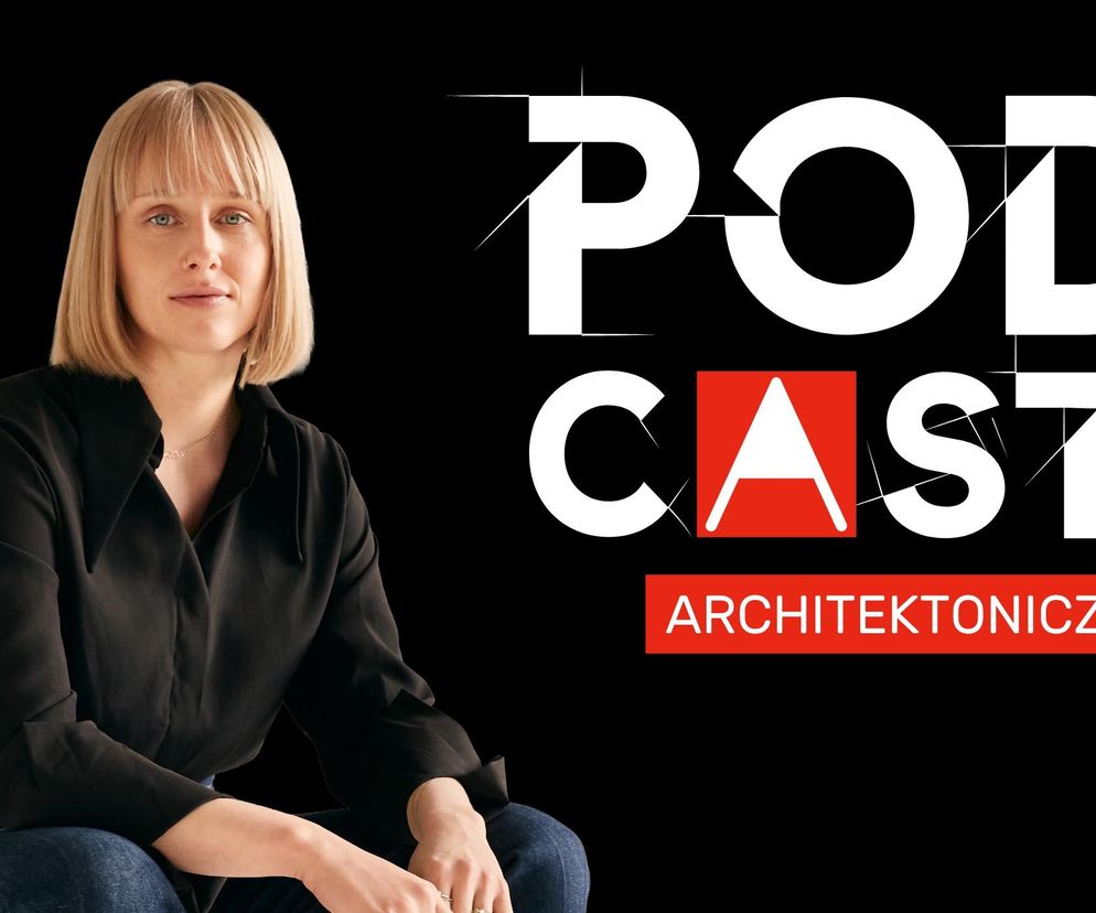 Portret Kamili Szatanowskiej, architektki, na czarnym tle z napisem „PODCAST ARCHITEKTONICZNY”. Szatanowska, z blond włosami do ramion i niebieskimi oczami, ma na sobie czarną koszulę i dżinsy, co symbolizuje jej podejście do etyki w Architektura Murator Plus.