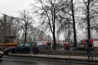 Utrudnienia na Włókniarzy po groźnym wypadku. Zablokowana droga i ruch tramwajów! [ZDJĘCIA]