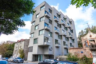 Tego budynku nie przegapisz. Drugiego takiego nie ma w okolicy. Jana Olbrachta 24 w Warszawie