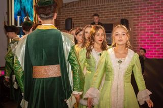 Studniówka po szlachecku w Zamku Topacz. Uczniowie z Wrocławia w wyjątkowych strojach