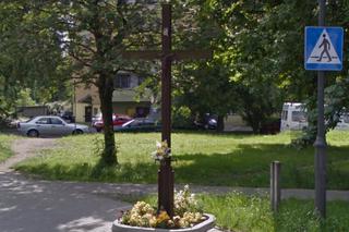 OBRZYDLIWA dewastacja krzyża w Katowicach! Urwali nogi Jezusowi [ZDJĘCIE]