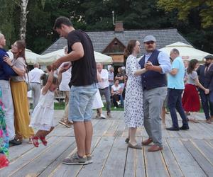 „Tańcowali” na parkiecie w Muzeum Wsi Lubelskiej aż miło było patrzeć! FOTORELACJA z sobotniej potańcówki