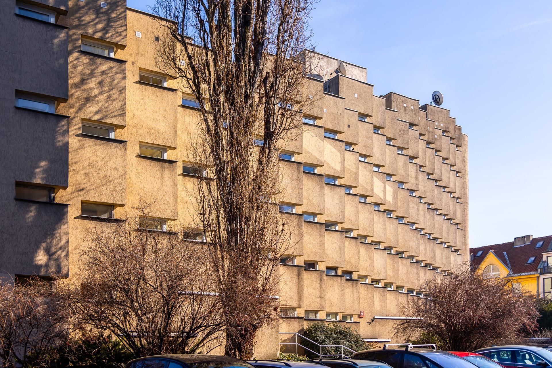 Blok PRL na ul. Koziej 9 - zobacz budynek, który z zmienia się wraz z punktem widzenia