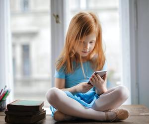 Młodzież w internecie bez kontroli. Rodzice nie widzą, co ich dzieci robią w sieci