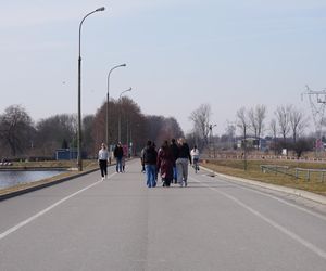 Wiosna rozgościła się w Lublinie! Mieszkańcy tłumnie ruszyli w niedzielę nad Zalew Zemborzycki, który otworzył Edward Gierek