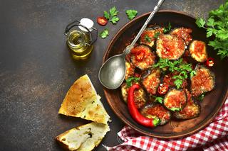 Bakłażany z grilla z sosem pomidorowym - jak zrobić?