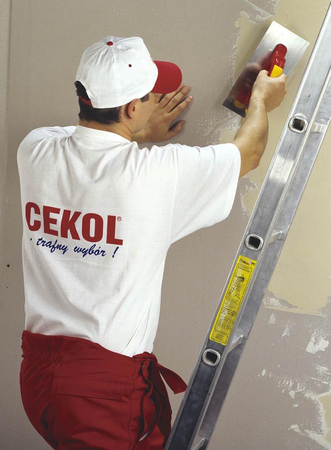 Układanie gładzi na okładzinie z płyt g-k