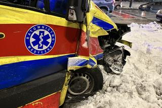Karetka huknęła w autobus, a później w fotoradar. Dwie osoby w szpitalu, w tym dziecko