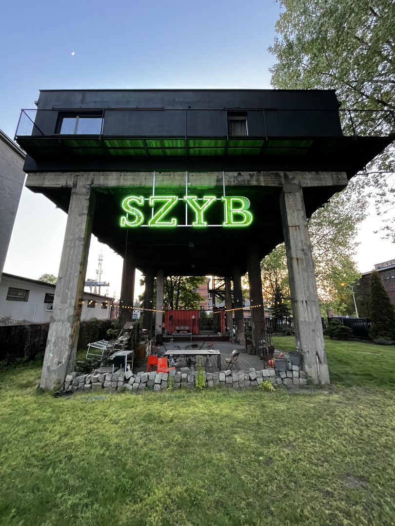 Neon Szyb na Bolko Loft w Bytomiu