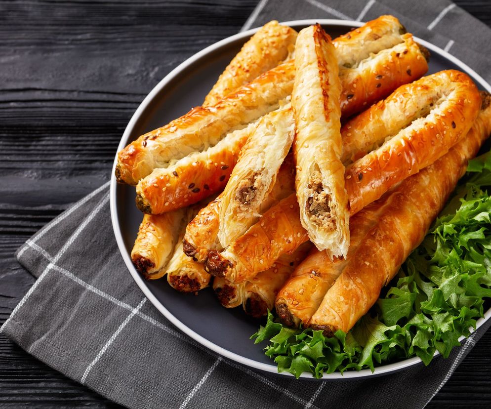 Paluchy z ciasta filo z kurczakiem i śródziemnomorskimi dodatkami. Oryginalna przekąska za grosze