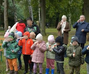 Co to ma być? Burmistrz i uczniowie z kieliszkami w dłoniach