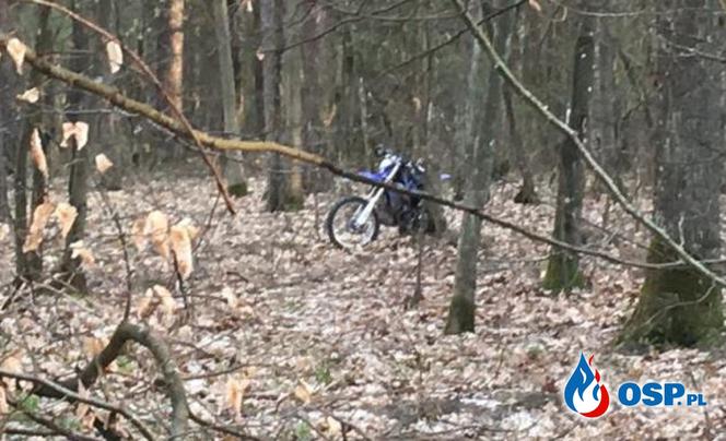 Policjanci rozjechali motocyklistę w lesie