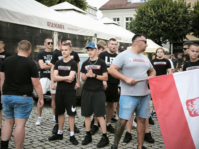 Manifestacja pod hasłem "Sto nielegalnej imigracji" w Lesznie