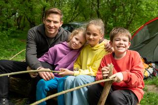Barwy szczęścia, odc. 2696: Łukasz (Michał Rolnicki), Paulinka (Lena Jastrzębska), Ksawcio (Bartosz Gruchot)
