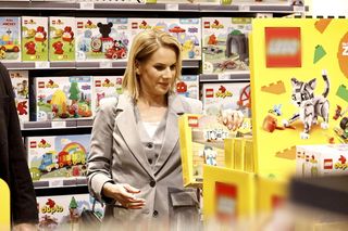 Marta Nawrocka kupuje prezenty na Dzień Dziecka