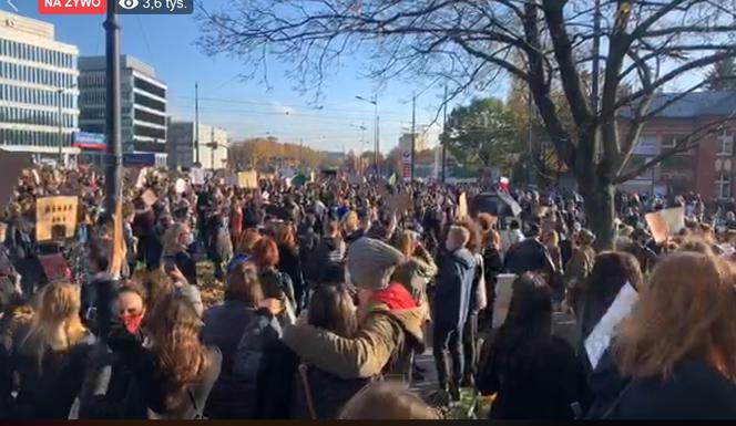 OGROMNY TŁUM NA STRAJKU KOBIET w Łodzi 28.10! Protestujący BLOKUJĄ ULICE! [RELACJA+WIDEO]