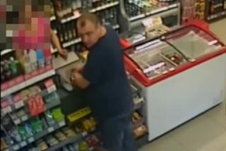 Jednego z poszukiwanych mężczyzn zarejestrowała kamera w sklepie.